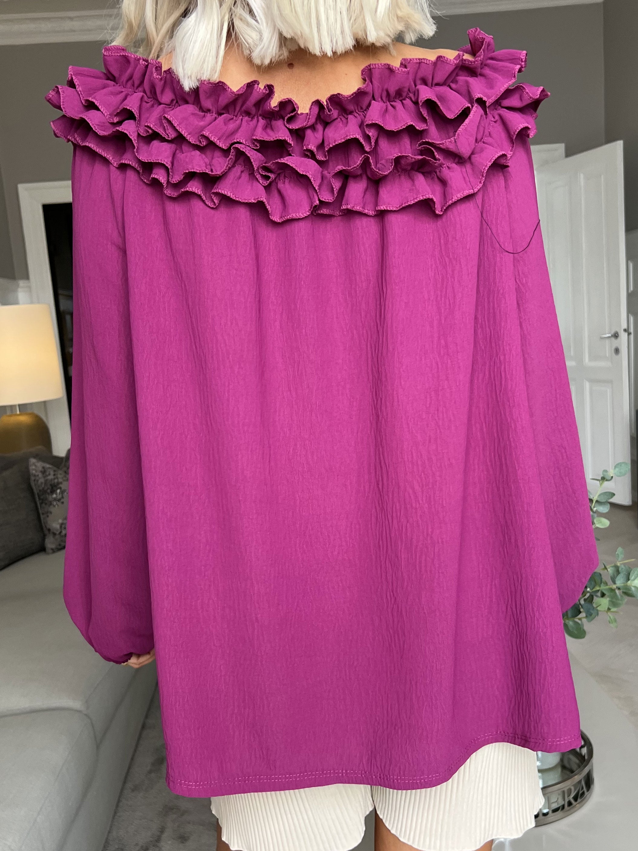 Chili - Fineste tunika bluse med flæser i udskæringen